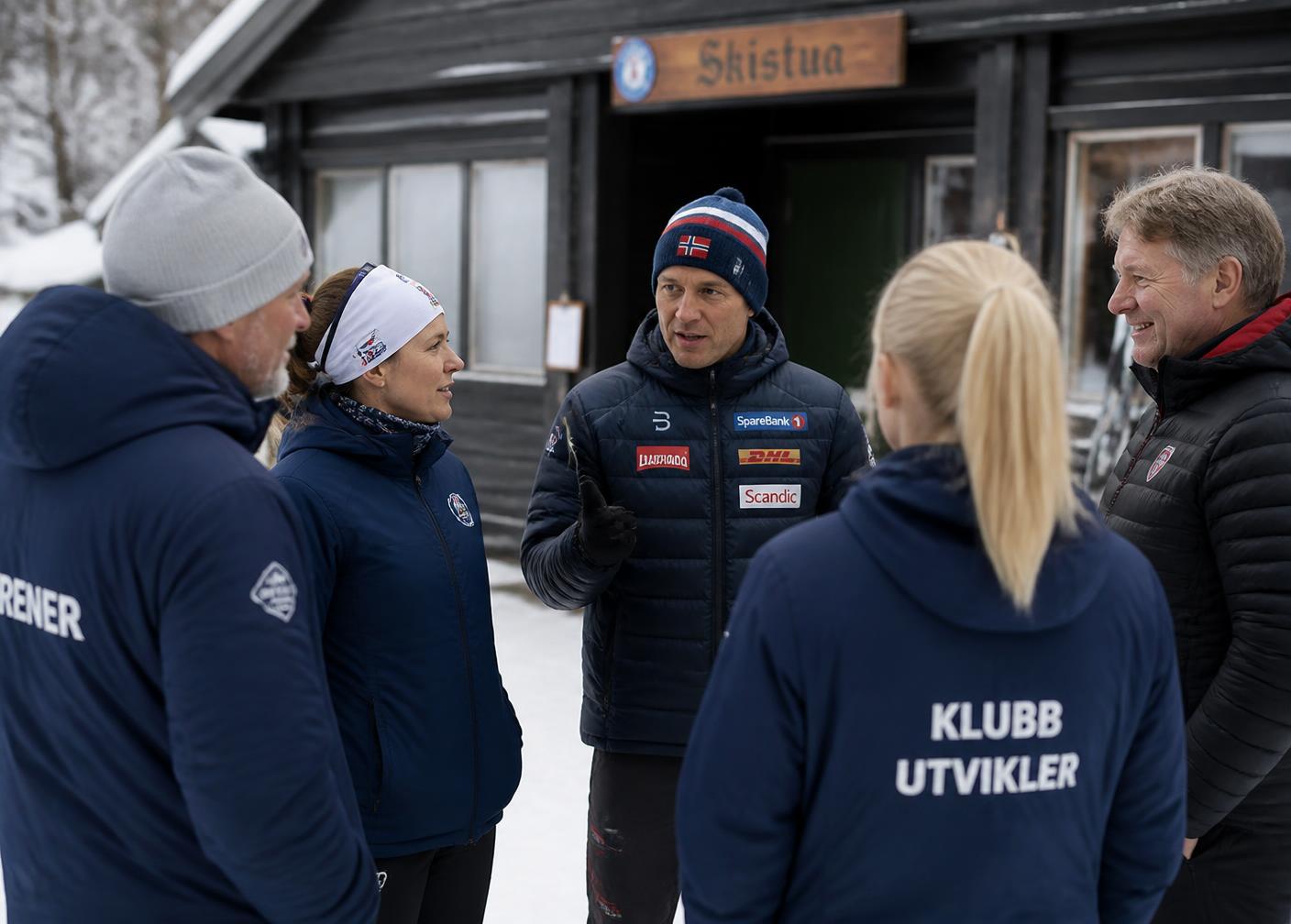 Trenere og sportslig ledelse i samtale utenfor skistua