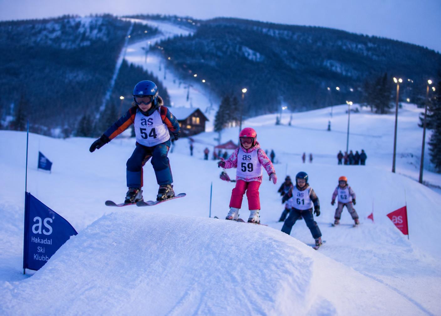 Barn i skicross-løype på en norsk skibakke